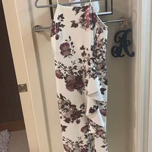 Long dress, amazing on the body!! Thick polyester, not see through